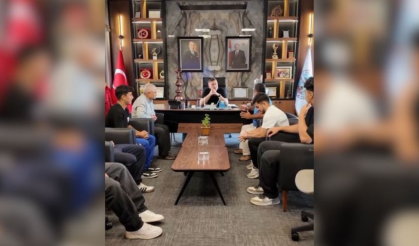 Karaisalıspor’un Türkiye ikinciliği gururu belediyede kutlandı
