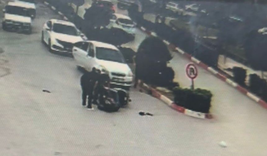 Kavşakta korkutan kaza! Motosiklet otomobile böyle çarptı