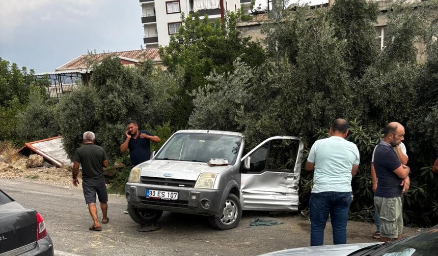 Kozan çevre yolu'nda can pazarı: Panelvan hafif ticari araca çarptı