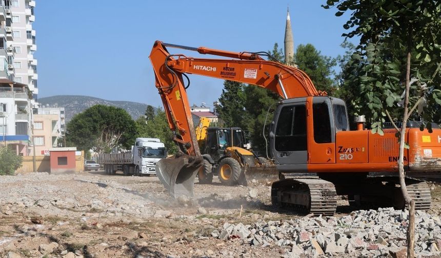Kozan'da 30 yıllık yol hayali gerçek oluyor! İlk kazma vuruldu