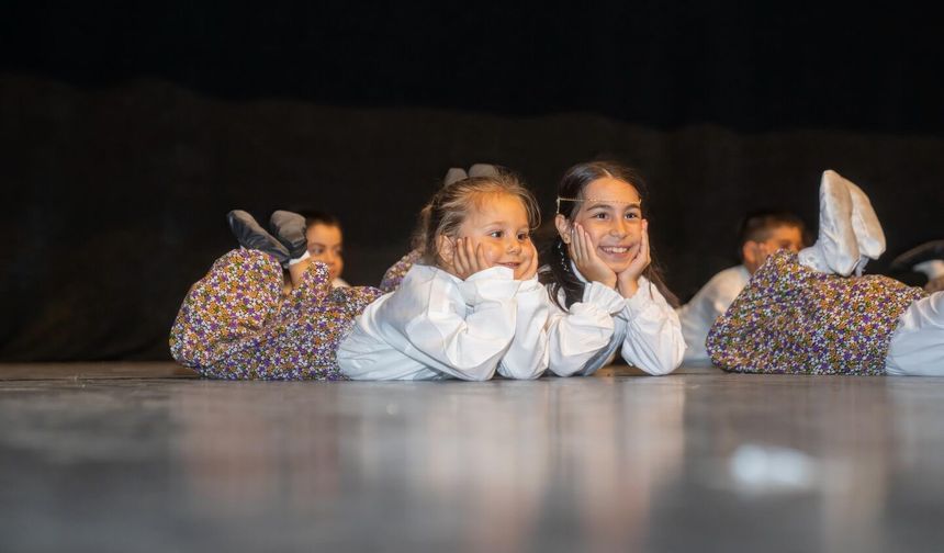 Minik kursiyerlerden ritim ve coşku dolu gösteri: Sanatla büyüyen nesiller