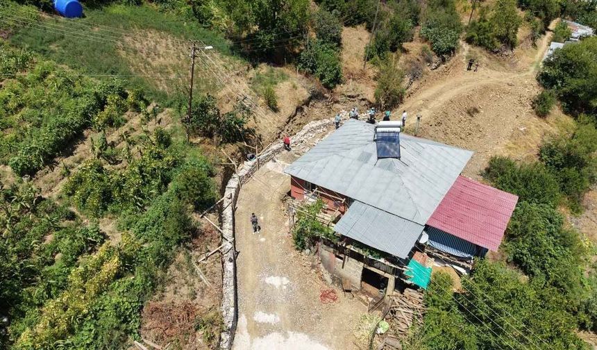 Saimbeyli'de el arabasında hasta taşıyan ailenin yol çilesi son buldu