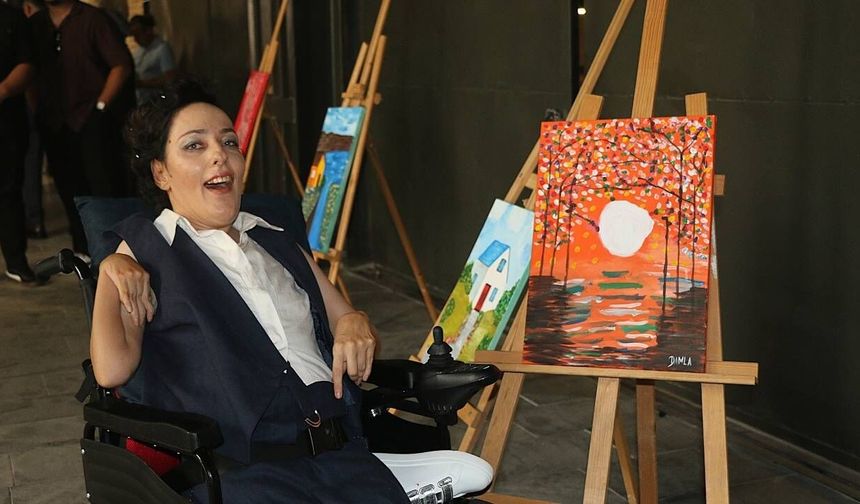 Serebral palsili Damla çizdiği resimlerle hayatına renk katıyor
