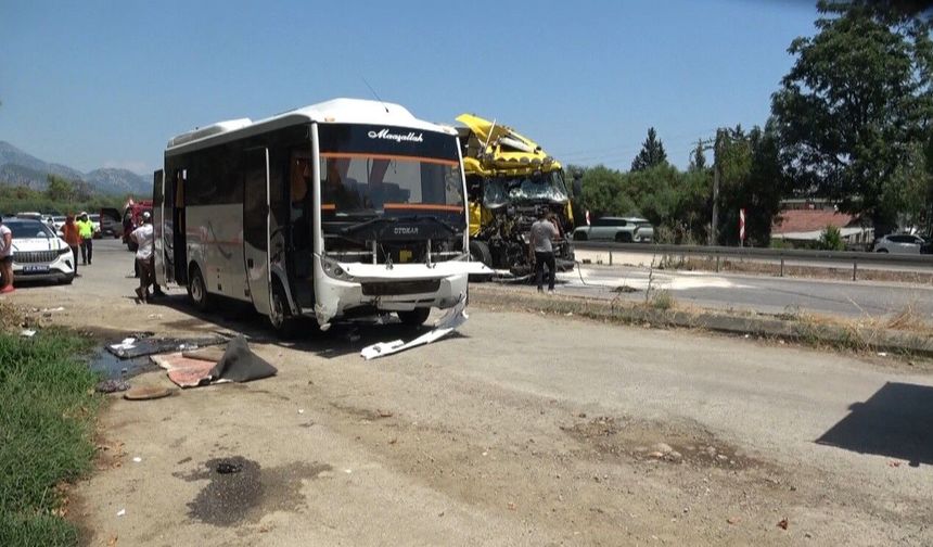 Yolcu indiren midibüse tır çarptı! Ortalık savaş alanına döndü