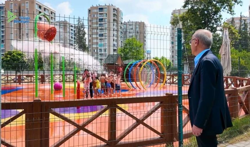 Yüreğir’de çocuklar su oyun parklarında serinliyor