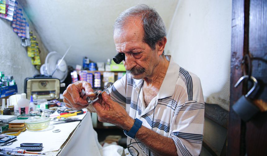57 Yıldır zamanı onarıyor: 3,5 Metrekarelik dükkanında ömrünü saate adadı