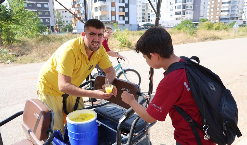 Adana güneşi bu kez dondurmacının işine yaradı