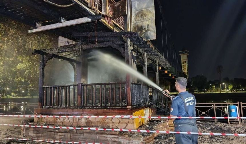 Adana’da asma yaya köprüsünde yangın paniği