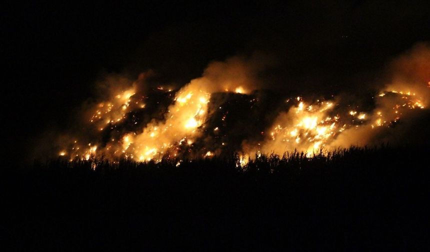 Adana’da deprem molozlarının bulunduğu alanda yangın çıktı