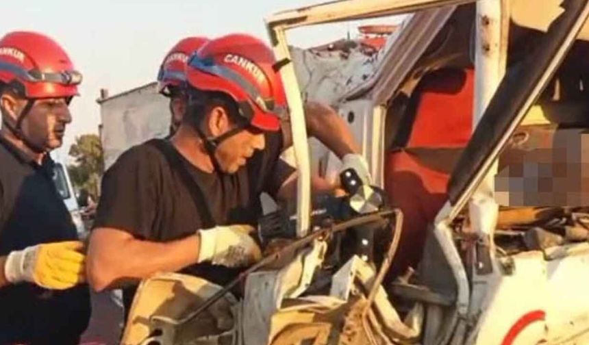 Adana’da kamyonet tıra arkadan çarptı: 2 kişi öldü