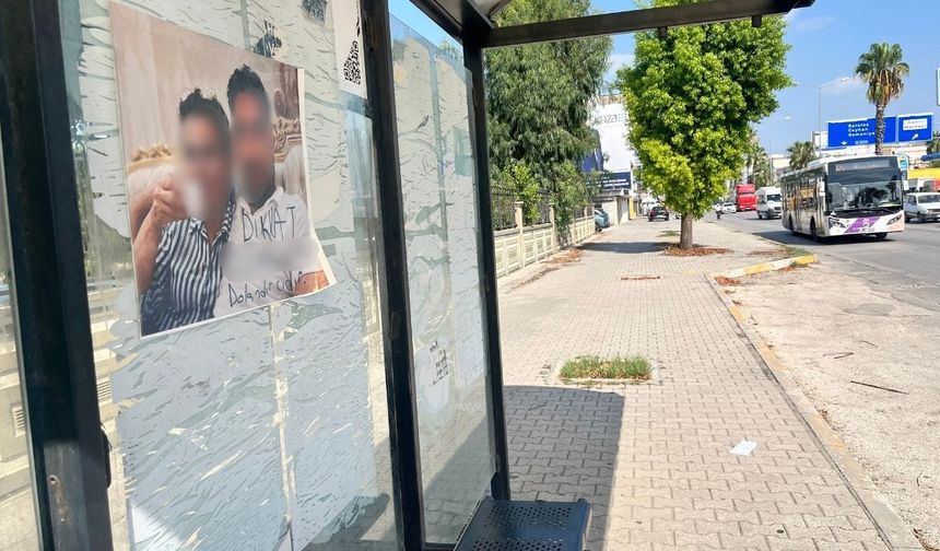 Adana’da otobüs durağında dikkat çeken ilan: “Dikkat, dolandırıcıdır”