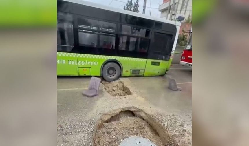 Adana’da yağış sonrası oluşan çukura belediye otobüsü düştü