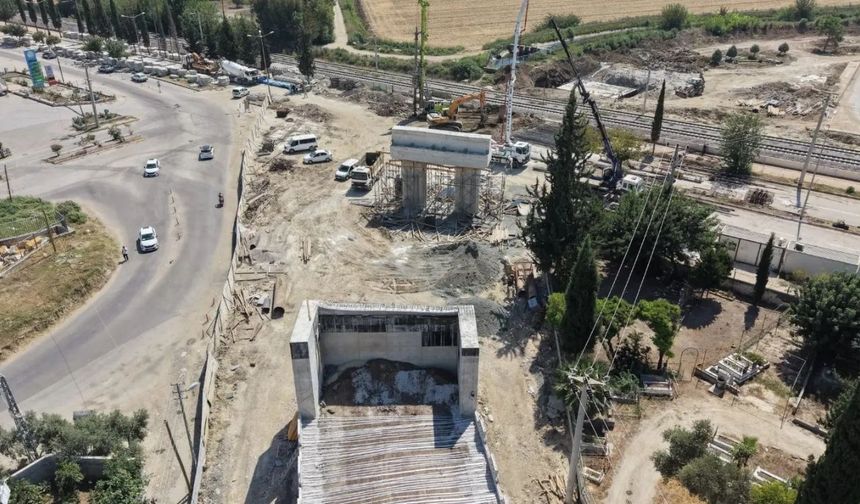 Ceyhan’da ulaşımı rahatlatacak köprü yükseliyor