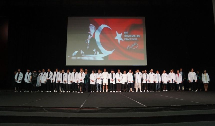Çukurova Üniversitesi’nde hekim adayları beyaz önlüklerini giydi