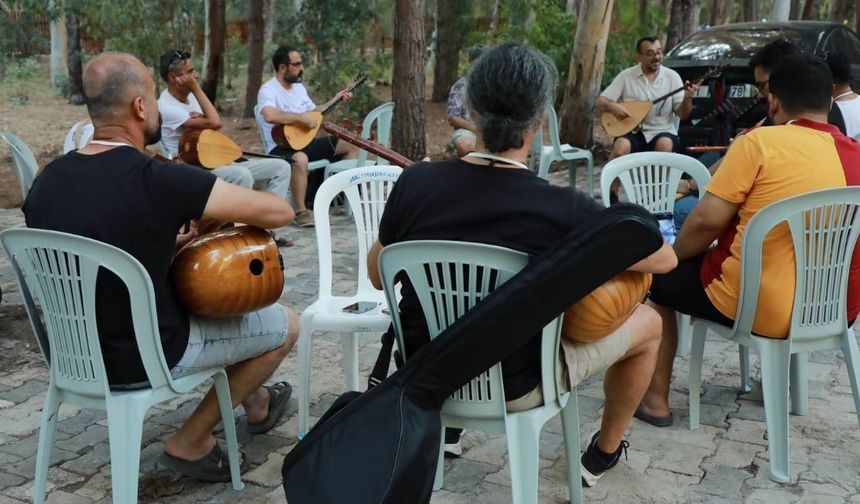 Karataş’ta türkü dolu akademi kampı başladı