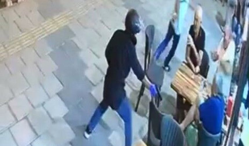 Kasklı şüpheliler iş yerine peş peşe ateş açtı