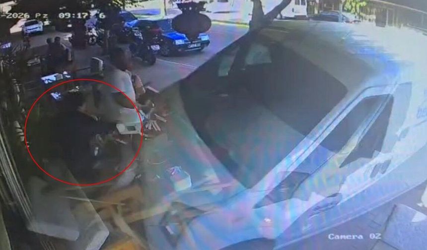 Kontrolden çıkan servis aracı kafeye daldı: Kadın saniyelerle kurtuldu