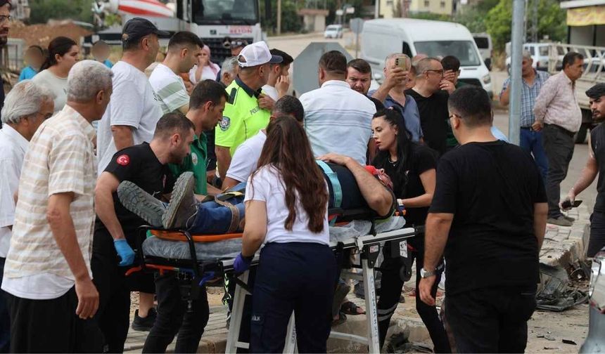 Kozan’da iki otomobil çarpıştı: 4 yaralı, kaza anı kamerada
