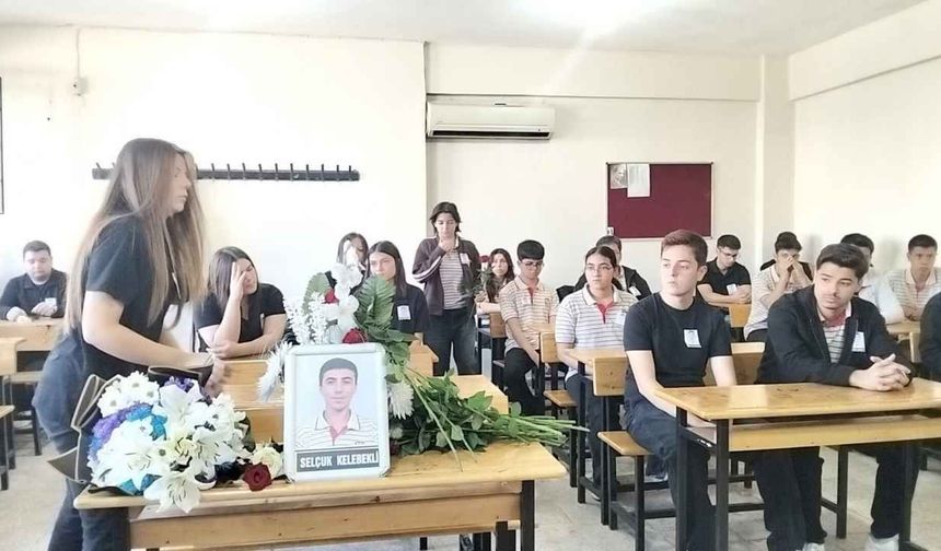 Kozan’da kazada hayatını kaybeden Selçuk’un sırasına çiçek bıraktılar