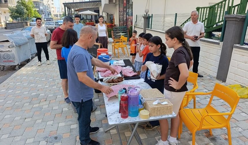Kozanlı çocuklar yangınzedeler için tezgah açtı