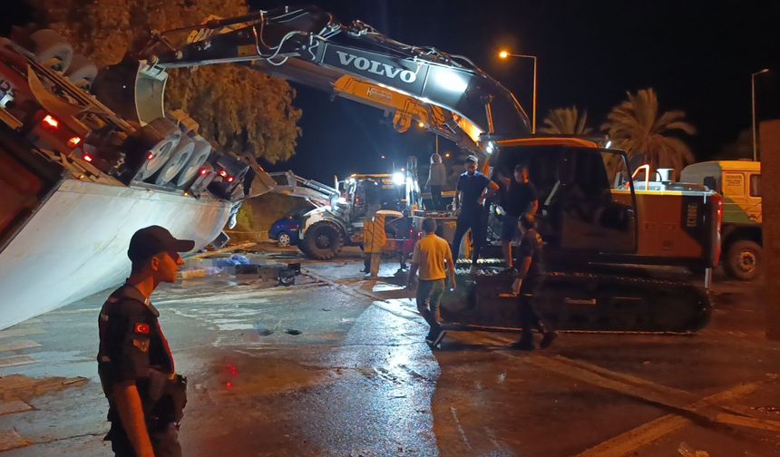 Manavgat’ta tır dolmuş durağına devrildi: 2 kişi hayatını kaybetti