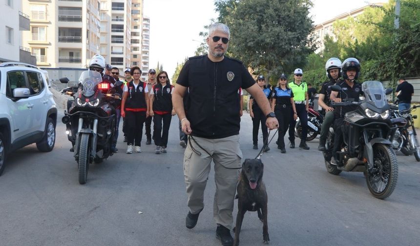 Okulların ilk gününde polisten güvenlik uygulaması