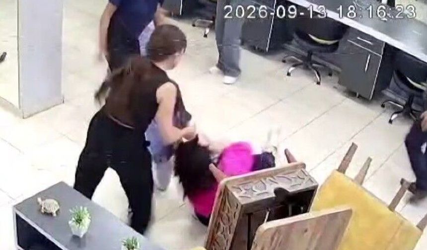 Saç kesimi tartışması kavgaya dönüştü: Kuaföre saldırı kamerada