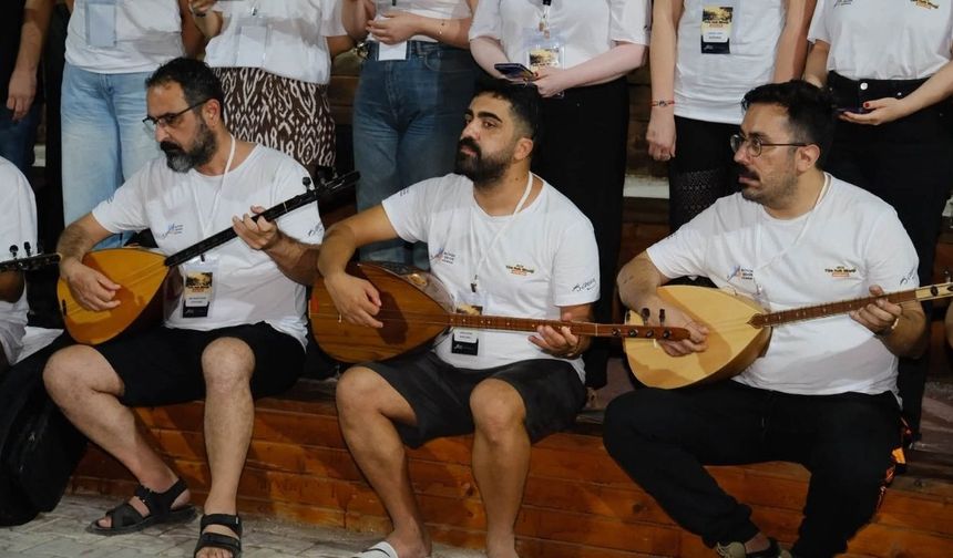 Türk Halk Müziği tutkunları Karataş’ta buluştu
