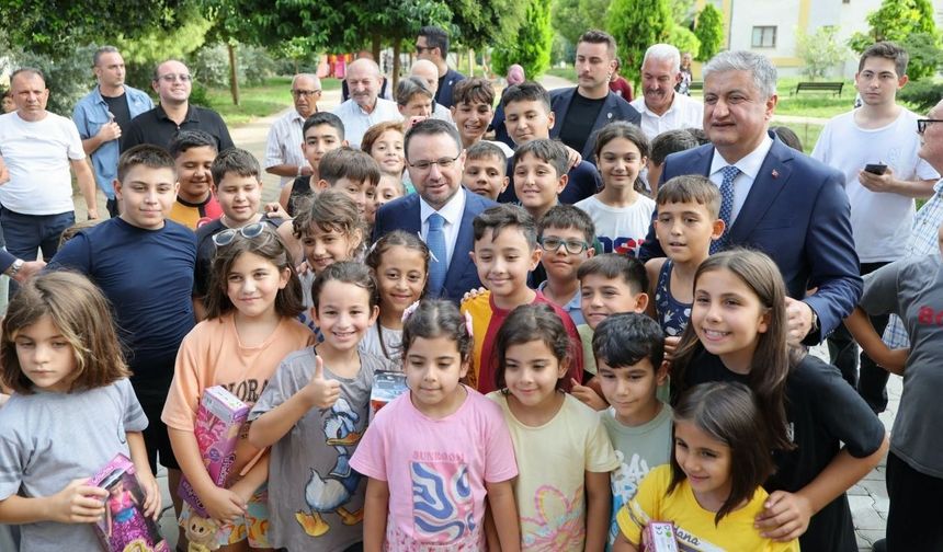 Vali Yavuz ve Bakan Gürlek çocuklarla bir araya geldi