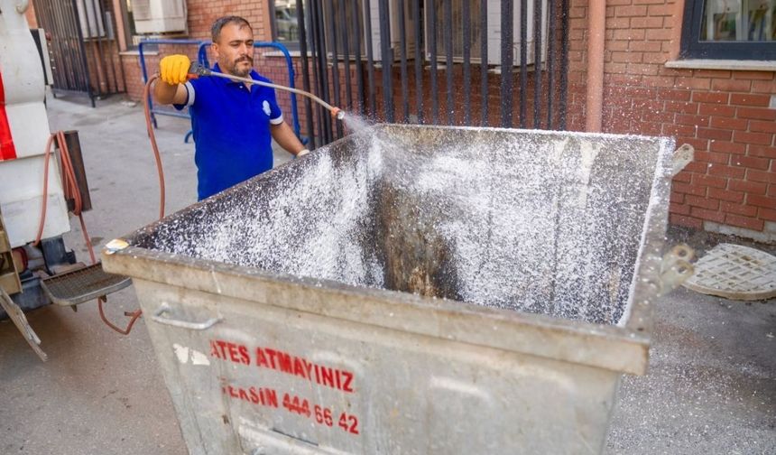 Yeşilyurt’ta çöp konteynerleri dezenfekte edildi