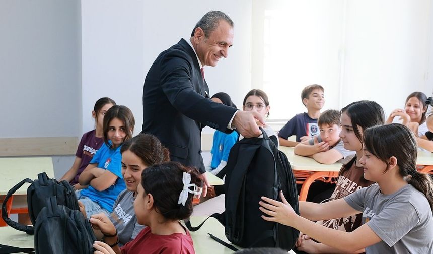 Yüreğir'de LGS öğrencilerine ücretsiz hazırlık seti desteği