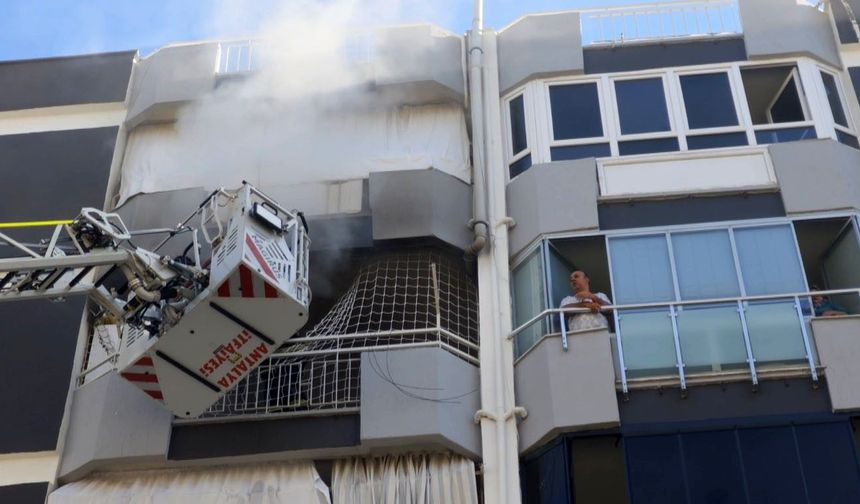 6 katlı apartmanda yangın paniği! Dairenin salonu küle döndü