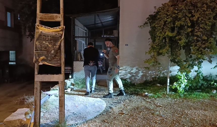 Adana Kozan'da silahlı saldırı: Kasklı şüpheli bir kişiyi bacağından vurdu