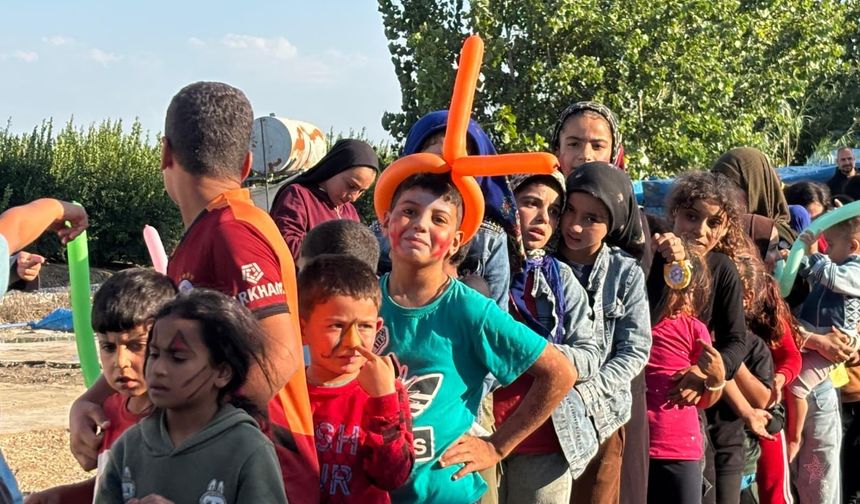 Adana'da çadır ve konteynerlerde yaşayan çocuklara palyaço sürprizi!