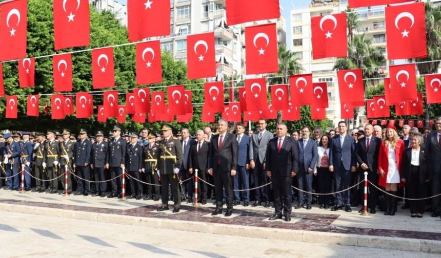 Adana'da Cumhuriyet'in 103. Yıl coşkusu Atatürk Anıtı'ndaki törenle başladı