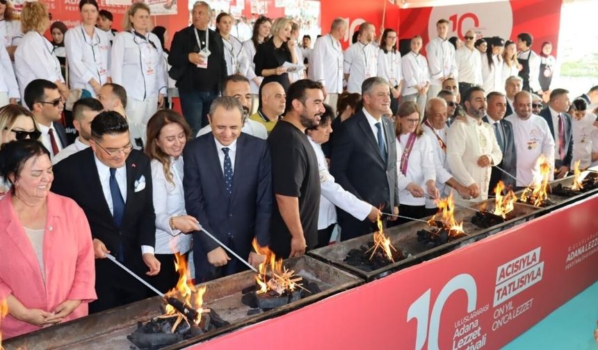 Adana'da dev mangal ateşi yakıldı! Lezzet şöleni başladı