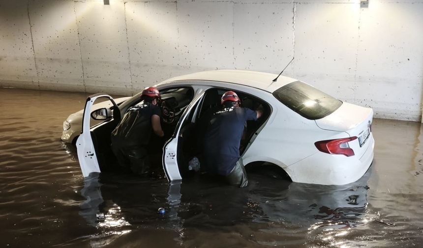 Adana'da sağanak, su baskınlarına neden oldu