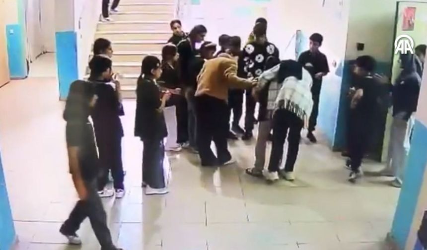 Adana'da teneffüste korku dolu anlar: Öğretmeni son anda yetişti