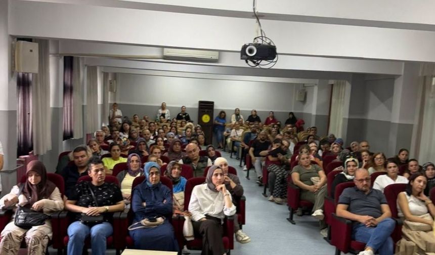 Adana'da velilere aile ve medya eğitimi verildi