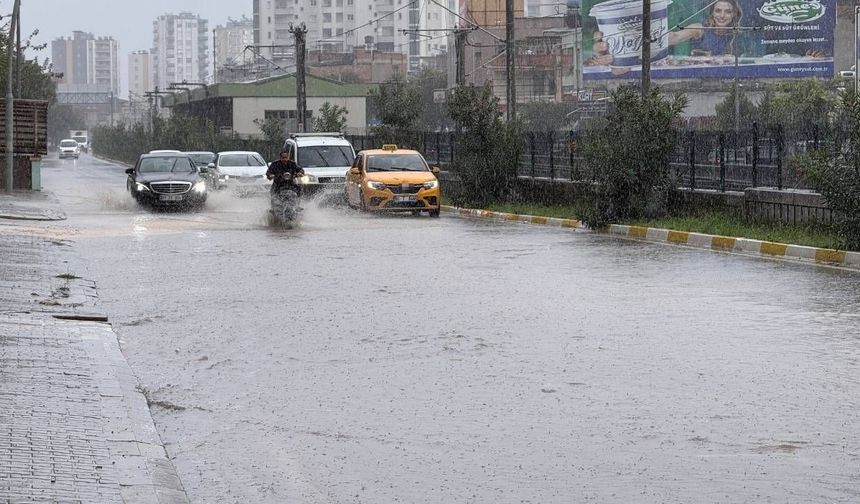 Adana'da yollar adeta göle döndü