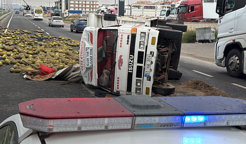Adana'dan yola çıkan kavun yüklü kamyonet alev alıp devrildi!