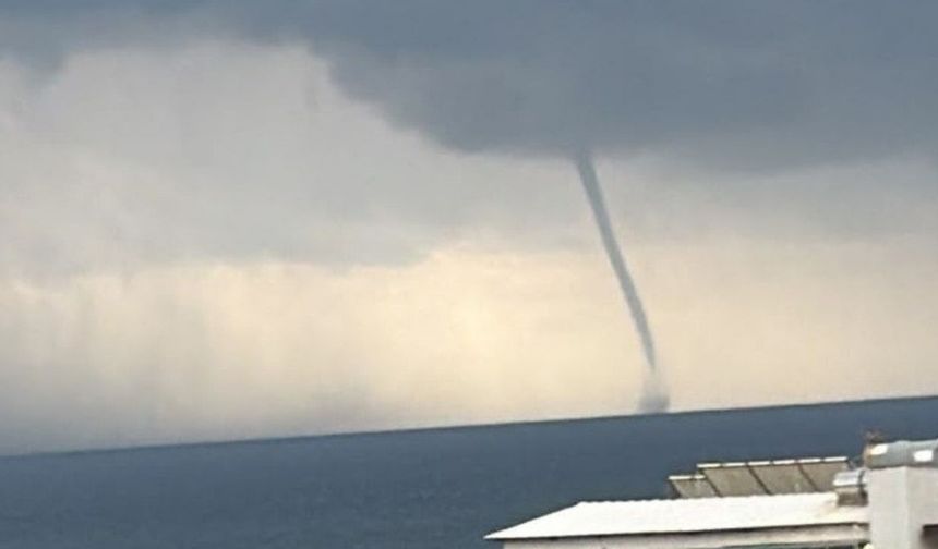 Akdeniz'de peş peşe hortumlar! Mersin'de dev hortum kamerada