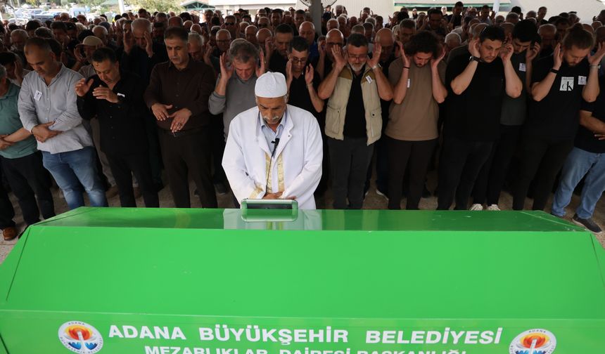 Ayvalık'taki tekne faciasında can veren Dr. Şahin Bingüllü Adana'da toprağa verildi