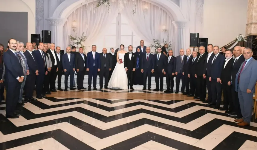 Birlik Başkanı Niyazi Göger'in mutlu günü: Dr. Muhammet Enes ile Elif Simge dünyaevine girdi