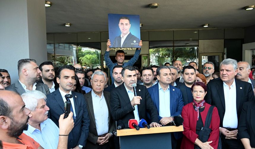 Çukurova Belediyesi önünde Emrah Kozay'a destek: ‘Susmayacağız, kabullenmeyeceğiz!’