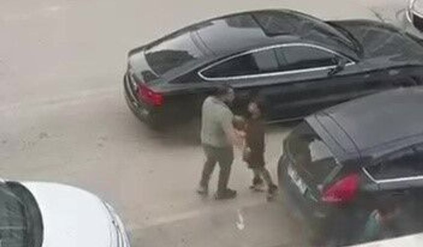 Çukurova'da kadına şiddet anı kamerada: Annelerine kalkan oldular