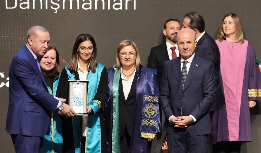 Cumhurbaşkanı Erdoğan'ın elinden aldı! Çukurova Üniversitesine dev ödül