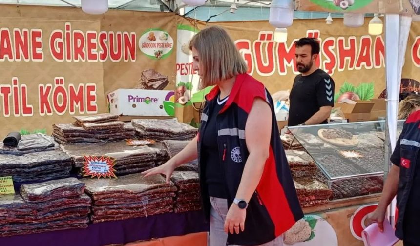 Fuar stantlarında hileli ürün incelemesi
