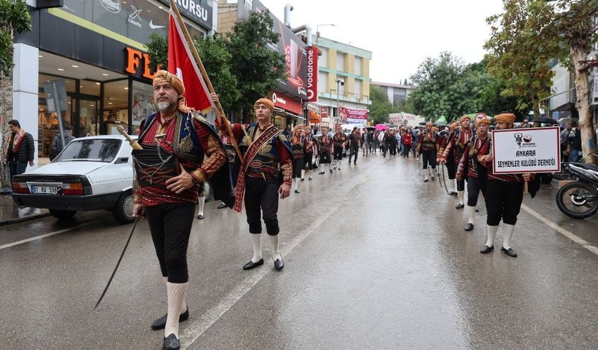 Kozan'da 10. Geleneksel İsmet Atlı Karakucak Güreşleri sağanak yağışa rağmen kortejle başladı