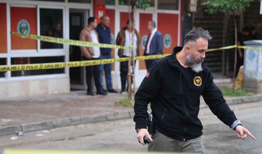Kozan’da tekel bayisine silahlı saldırı: Park halindeki otomobile de mermi isabet etti